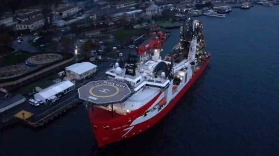 Sakarya gaz sahasında Faz 2 çalışmalarında denizaltına boru hattı kuracak Seven Vega havadan görüntülendi
