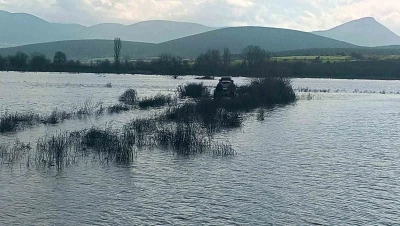 Sakarya Nehri &uuml;zerindeki adacıkta balık tutmak isteyen 2 kişi mahsur kaldı
