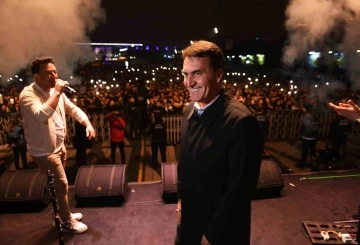 Sakiler en g&uuml;zel şarkılarını Osmangazi Meydanı&rsquo;nda s&ouml;yledi
