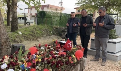 Saldırıda hayatını kaybeden Adnan&rsquo;ın mezarlarına bırakılan notlar duygulandırdı
