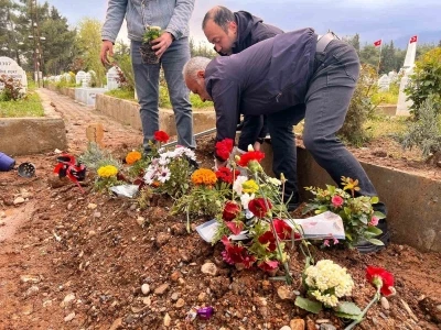 Saldırıda hayatını kaybeden Kerem&rsquo;in mezarına &ccedil;i&ccedil;ekler dikildi
