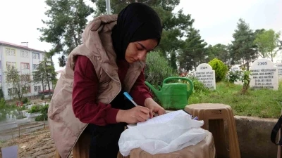 Saldırıda hayatını kaybeden &ouml;ğrencilerin mezarlarına bırakılan notlar duygulandırıyor
