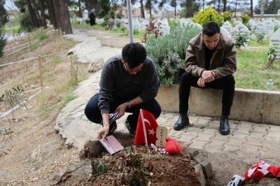 Saldırıda &ouml;len &ccedil;ocukların mezarına duygulandıran not bırakıldı
