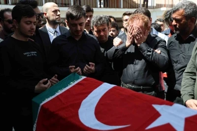 Saldırıda &ouml;len &ouml;ğretmenin eşi ve &ccedil;ocukları tabut başında g&ouml;zyaşı d&ouml;kt&uuml;
