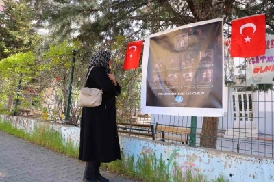 Saldırının yaşandığı okul &ouml;n&uuml;nde Kur&rsquo;an-ı Kerim okuyup g&ouml;zyaşı d&ouml;kt&uuml;
