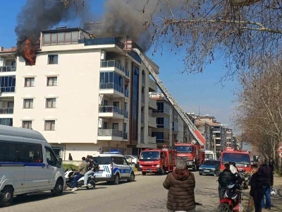 Salihli&rsquo;de 4 katlı bina alevlere teslim oldu
