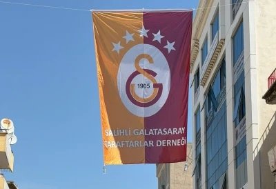 Salihli&rsquo;de caddelere şampiyon Galatasaray bayrakları asıldı
