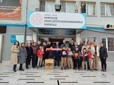 Salihli&rsquo;de Galatasaraylı taraftarlardan eğitime spor malzemesi desteği
