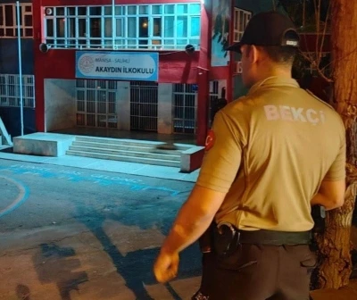 Salihli’de gece bekçileri, öğrencilerin güvenliği için nöbette
