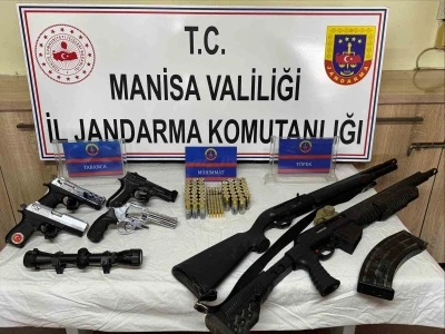 Salihli’de ikametten çok sayıda ruhsatsız tabanca ve tüfek çıktı
