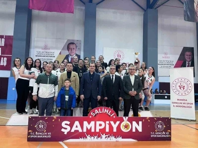 Salihli&rsquo;de Kadınlar G&uuml;n&uuml;&rsquo;ne &ouml;zel voleybol turnuvası b&uuml;y&uuml;k heyecana sahne oldu
