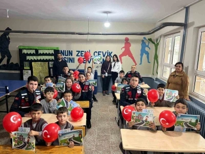Salihli&rsquo;de minik &ouml;ğrenciler jandarmayı yakından tanıdı
