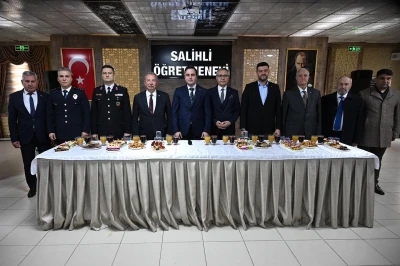 Salihli&rsquo;de protokol ve vatandaşlar bayramlaştı
