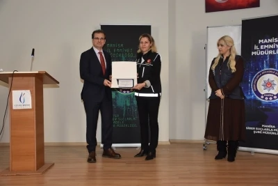 Salihli&rsquo;de &uuml;niversite &ouml;ğrencilerine siber su&ccedil;lar ve dolandırıcılık eğitimi
