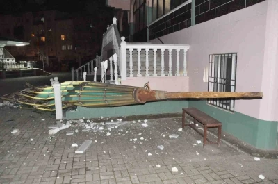 Salihli il&ccedil;esini fırtına vurdu, minarenin k&uuml;lahı koptu, &ccedil;ok sayıda ağa&ccedil; devrildi
