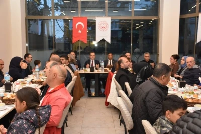 Salihli Kaymakamı G&uuml;ldoğan, iftarını Roman vatandaşlarla a&ccedil;tı
