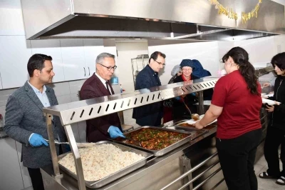 Salihli Kaymakamı G&uuml;ldoğan, &ouml;ğrencilerle iftar yaptı
