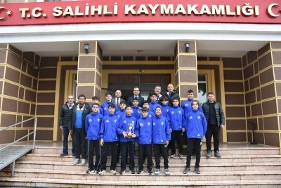 Salihli Kaymakamı G&uuml;ldoğan, şampiyonları ağırladı
