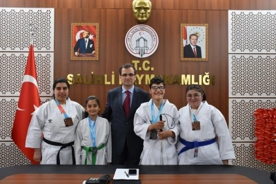 Salihli&rsquo;nin karate yıldızları T&uuml;rkiye dereceleriyle gururlandırdı
