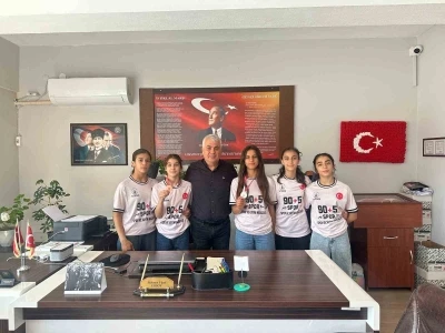 Salihli&rsquo;nin yıldız g&uuml;reş&ccedil;ileri Bolu&rsquo;dan madalyalarla d&ouml;nd&uuml;
