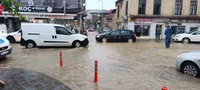 Salihli&rsquo;yi sağanak vurdu, &ccedil;ok sayıda ev ve iş yeri su altında kaldı
