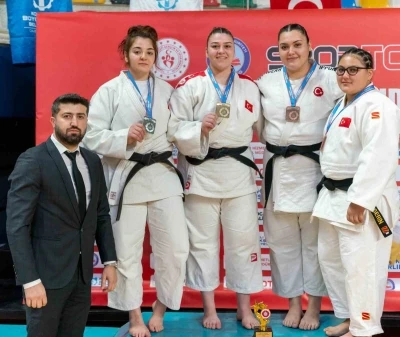 Salihlili Duygu Dirgen, T&uuml;rkiye &uuml;&ccedil;&uuml;nc&uuml;s&uuml; oldu
