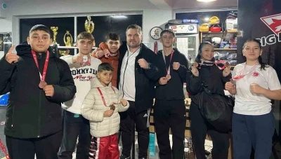 Salihlili kick boks&ccedil;ulardan Manisa&rsquo;da madalya yağmuru
