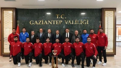 Salon Hokeyinde Zirve Gaziantep&rsquo;in Şampiyon Takımdan Vali &Ccedil;eber&rsquo;e Nezaket Ziyareti