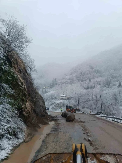 Şalpazarı-Beşikd&uuml;z&uuml; karayolunda heyelan
