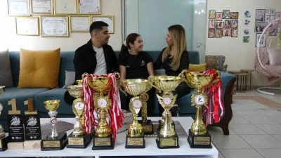 Salsa&rsquo;nın minik yıldızı: 10 yaşa kupa ve madalyalar doldurdu
