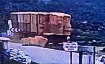 Saman balyalarının altında kalan kişinin &ouml;l&uuml;m anı kamerada
