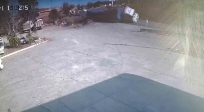 Saman balyalarının yüklü olduğu tır yan yattı
