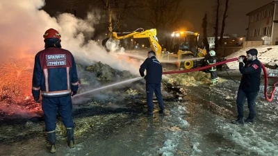 Saman y&uuml;kl&uuml; kamyon alev aldı, uyuyan s&uuml;r&uuml;c&uuml; facianın eşiğinden d&ouml;nd&uuml;
