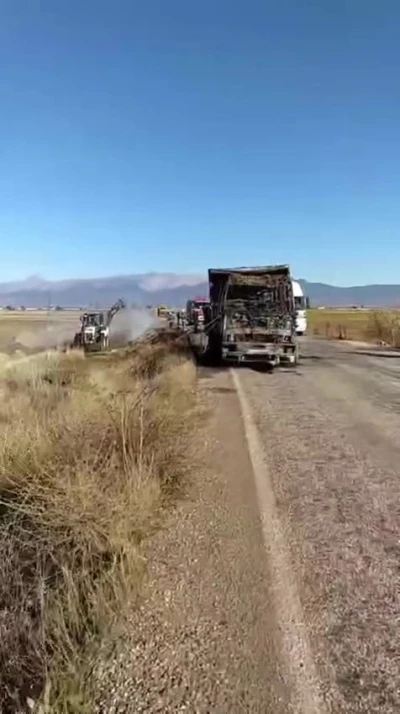 Saman yüklü kamyon yangın sonrası kullanılamaz hale geldi
