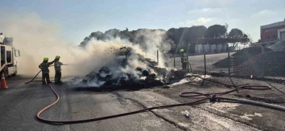 Saman yüklü kamyonet alev topuna döndü
