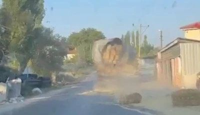 Saman yüklü kamyonun tehlikeli yolculuğu kamerada
