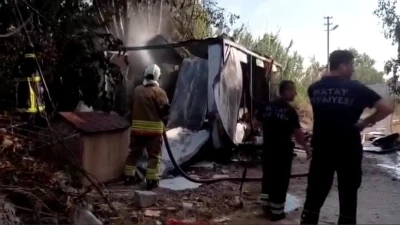 Samandağ’da çıkan yangında konteyner kullanılamaz hale geldi
