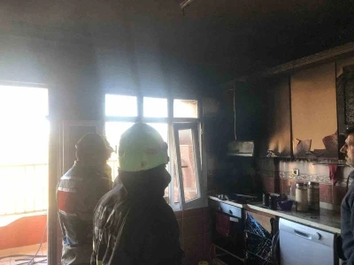 Samandağ&rsquo;da evin mutfağından alevler y&uuml;kseldi
