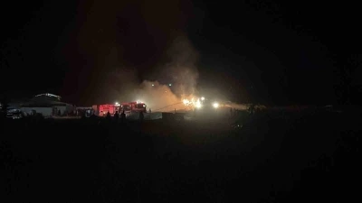 Samanlıkta çıkan yangın, 6 bin balya ve 4 traktörü küle çevirdi
