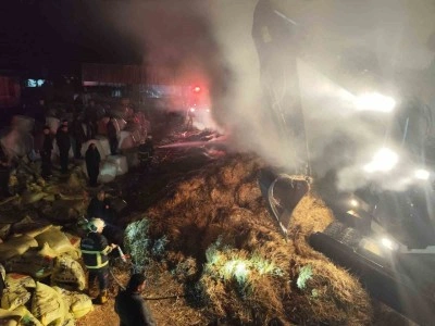 Samanlıkta &ccedil;ıkan yangın bitişikteki ağıla sı&ccedil;ramadan s&ouml;nd&uuml;r&uuml;ld&uuml;