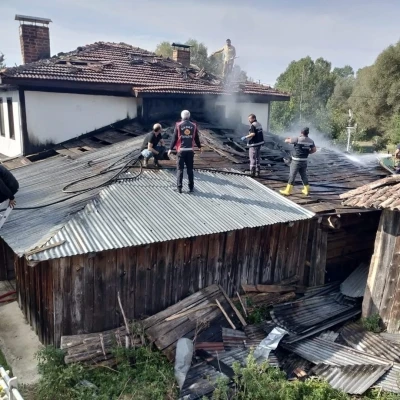 Samanlıkta çıkan yangın konağı küle çeviriyordu
