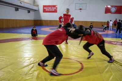Şampiyon g&uuml;reş&ccedil;i Nesrin Baş, Tokat&rsquo;ta kız &ccedil;ocuklarına &ouml;rnek oldu
