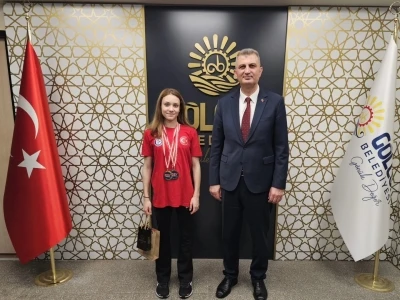 Şampiyon milli y&uuml;z&uuml;c&uuml; Alara sevincini Başkan Sezer ile paylaştı
