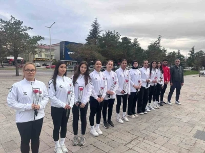 Şampiyon oldular, unutmadılar: 10 can i&ccedil;in karanfil bıraktılar
