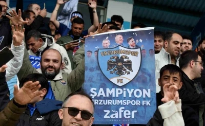 Şampiyon taraftarlara bayrak ve poster jesti
