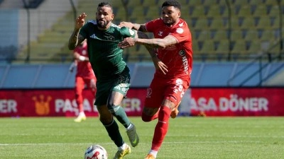 Şampiyon ve k&uuml;me d&uuml;şenler belli oldu! S&uuml;per Lig bileti i&ccedil;in kıran kırana yarış s&uuml;r&uuml;yor