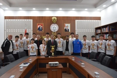 Şampiyonlar kazandıkları kupayı, Kaymakam G&uuml;ldoğan&rsquo;a g&ouml;t&uuml;rd&uuml;
