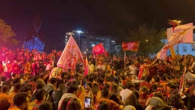 Şampiyonluğu garantileyen sarı-kırmızılılar &Ccedil;anakkale sokaklarında şampiyonluk coşkusu yaşadı
