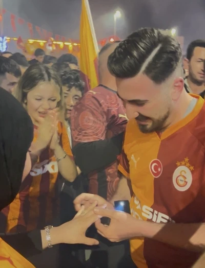 Şampiyonluk kutlamalarında evlilik teklifi s&uuml;rprizi
