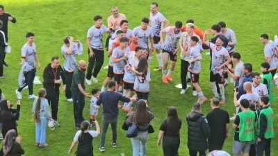 Şampiyonluk kutlamasında s&uuml;rpriz evlilik teklifi
